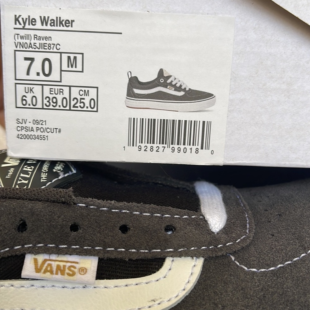 Vans Men’s Kyle Walker
(Twill) Raven
VN0A5JIE87C
Sneakers - athletic shoes - Picture 16 of 16